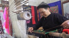 Nghệ nhân Nông Thị Thược luôn đau đáu nỗi niềm gìn giữ và phát huy nghề dệt thổ cẩm truyền thống ở Luống Nọi. Ảnh: Chu Hiệu/TTXVN.