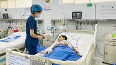 Bệnh nhi P.H.T đang được theo dõi sức khỏe tại bệnh viện sau khi bị nghi ngộ độc nấm mọc trên xác nhộng ve sầu. Ảnh: Lê Xuân/TTXVN.