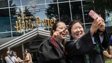 Khách tham quan tại công viên chủ đề Harry Potter ở Tokyo, Nhật Bản. Ảnh: Japan Times.
