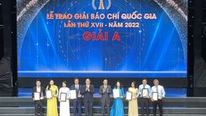 Chủ tịch nước Võ Văn Thưởng và Trưởng ban Tuyên giáo Trung ương Nguyễn Trọng Nghĩa trao thưởng cho các tác giả đạt Giải A.