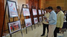 Các đại biểu tham quan triển lãm. Ảnh: Bá Thành/TTXVN.