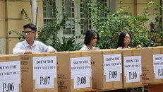 Khu vực bảo quản vật dụng, tư trang không được phép mang vào phòng thi của thí sinh hiện nay. Ảnh: Lê Phú/TTXVN.