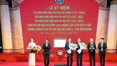 Ông Hoàng Đạo Cương, Thứ trưởng Bộ Văn hóa Thể Thao và Du lịch trao chứng nhận di sản tư liệu cho lãnh đạo tỉnh Hà Tĩnh, huyện Can Lộc và đại diện dòng họ Nguyễn Huy Trường Lưu. Ảnh: Công Tường/TTXVN.