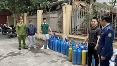 Lực lượng chức năng kiểm tra và tạm giữ hàng chục bình khí bóng cười. Ảnh: TTXVN.