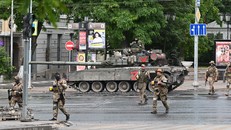 Các tay súng Wagner đứng gác trên một con phố gần sở chỉ huy Quân khu phía Nam ở thành phố Rostov-on-Don ngày 24/6. Ảnh: ABC.