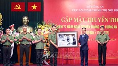Chủ tịch nước Võ Văn Thưởng tặng bức ảnh Bác Hồ với cán bộ, chiến sỹ Công an nhân dân cho Cục An ninh chính trị nội bộ. Ảnh: Phạm Kiên/TTXVN.
