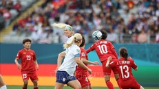 Một pha tranh bóng trên không giữa cầu thủ Mỹ và Việt Nam. Ảnh: TTXVN.