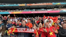 Cổ động viên Việt Nam tới sân Eden Park cổ vũ cho Đội tuyển Nữ Việt Nam. Ảnh: Trương Anh Ngọc/TTXVN.