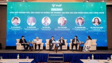 Các chuyên gia chia sẻ trong buổi toạ đàm.