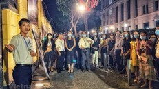 Thăm quan Nhà tù Hỏa Lò vào ban đêm là một trong những sản phẩm du lịch đêm nổi bật và thu hút đông du khách của Hà Nội. Ảnh: Mai Mai/TTXVN.