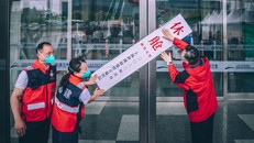 Niêm phong cổng một bệnh viện dã chiến tại Thượng Hải ngày 25/5/2022. Ảnh: Global Times