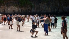Khách du lịch tại đảo Phi Phi Leh, Thái Lan.