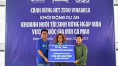 Ông Lê Hoàng Minh (bên trái) đại diện Vinamilk và bà Đỗ Thị Thanh Huyền đại diện Gaia trao tượng trưng bảng 25ha rừng ngập mặn thuộc dự án “Cánh rừng Net Zero Vinamilk” cho đại diện Vườn Quốc gia Mũi Cà Mau.