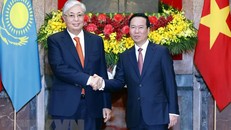Chủ tịch nước Võ Văn Thưởng và Tổng thống Kazakhstan Kassym-Jomart Tokayev tại lễ đón. Ảnh: Thống Nhất/TTXVN.
