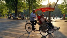 Khách du lịch tham quan Hà Nội vào thời điểm mùa thu. Ảnh: Khánh Hòa/TTXVN.