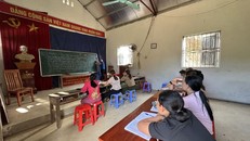 Lớp học xóa mù chữ tại xã Bằng Phúc, huyện Chợ Đồn, Bắc Kạn. Ảnh: TTXVN.