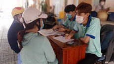 Thành viên Nhóm CAB hỗ trợ các khách hàng trong công tác phòng chống HIV/AIDS. Ảnh: TTXVN.