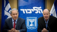 Thủ tướng Israel Benjamin Netanyahu (trái) và Cố vấn An ninh Quốc gia Tzachi Hanegbi. Ảnh: The Times of Israel.