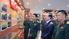 Chủ tịch nước Võ Văn Thưởng thăm Phòng Truyền thống của Học viện Quốc phòng. Ảnh: Thống Nhất/TTXVN.