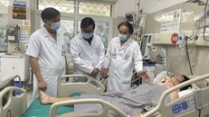 Nạn nhân vụ cháy ở Khương Đình đang được điều trị tại BV Bạch Mai. Ảnh: VGP.