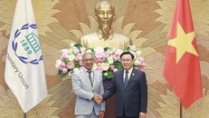 Chủ tịch Quốc hội Vương Đình Huệ và Ngài Duarte Pacheco, Chủ tịch Liên minh Nghị viện Thế giới (IPU). Ảnh: Doãn Tấn/TTXVN.