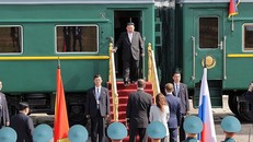 Nhà lãnh đạo Triều Tiên Kim Jong-un (phía sau) bước xuống chuyến tàu đặc biệt tại trung tâm vũ trụ Vostochny ở Viễn Đông Nga hôm 13/9. Ảnh: Yonhap.