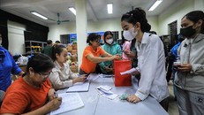 Chung tay chia sẻ với những gia đình gặp nạn trong vụ hỏa hoạn tại phố Khương Hạ. Ảnh: Tuấn Anh/ TTXVN.