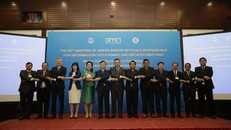 Các đại biểu chụp hình chung.