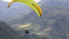 Lần đầu tiên tổ chức trình diễn dù lượn "Khám phá thung lũng Mường Lò"
