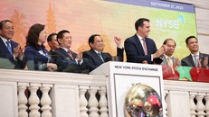 Thủ tướng Chính phủ Phạm Minh Chính rung chuông khai mạc phiên giao dịch tại Sàn giao dịch chứng khoán New York (NYSE) - Ảnh: VGP/Nhật Bắc.