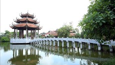 Khách du lịch tham quan chùa Nôm (Văn Lâm, Hưng Yên). Ảnh tư liệu: Phạm Kiên/TTXVN.