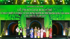 Ban Tổ chức trao giải B cho các tác giả và nhóm tác giả. Ảnh: TTXVN.