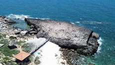 Bãi san hô cổ ở Hang Rái nằm trong Khu Dự trữ Sinh quyển Thế giới Núi Chúa. Ảnh: Nguyễn Thành/TTXVN.