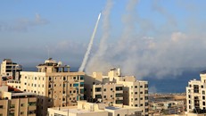 Rocket bắn từ Dải Gaza vào lãnh thổ Israel, ngày 7/10/2023. Ảnh: AFP/TTXVN.