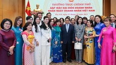 Thủ tướng Phạm Minh Chính trò chuyện với các doanh nhân, đại biểu tham dự buổi gặp mặt đại diện doanh nhân chiều 11/10/2023. Ảnh: Nhật Bắc/VGP.