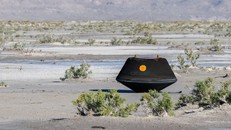 Khoang tàu vũ trụ OSIRIS-REx của NASA, mang theo mẫu vật lấy từ bề mặt tiểu hành tinh Bennu, sau khi được thả xuống sa mạc bang Utah, Mỹ ngày 24/9/2023.