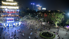 Nhà kinh doanh tại phố đi bộ Hồ Gươm luôn tấp nâp khách.