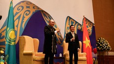 Đại sứ Kanat Tumysh và Thứ trưởng Hà Kim Ngọc tại buổi lễ. Ảnh: Thanh Tùng.