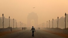Khói mù ô nhiễm bao phủ dày đặc tại New Delhi, Ấn Độ. Ảnh: Reuters.