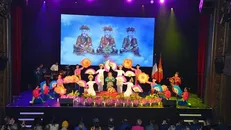 Các nghệ sỹ Nhà hát Ca Múa Nhạc Việt Bắc biểu diễn trong “Đêm Văn hóa Việt Nam”. Ảnh: Nguyễn Ngọc Hiệp/TTXVN.