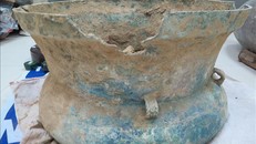 Trống đồng cổ được phát hiện trong quá trình san gạt đất làm nhà của bà Hoàng Thị Vắng, thôn Tả Thàng, xã Gia Phú, huyện Bảo Thắng, tỉnh Lào Cai, (ảnh tư liệu): Hương Thu/TTXVN.