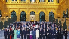 Chủ tịch nước Võ Văn Thưởng và các đại biểu tham dự Hội nghị Chữ thập Đỏ và Trăng Lưỡi liềm Đỏ khu vực châu Á-Thái Bình Dương lần thứ 11. Ảnh: Thống Nhất/TTXVN.