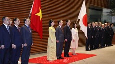 Chủ tịch nước Võ Văn Thưởng và Phu nhân cùng Thủ tướng Nhật Bản Kishida và Phu nhân tại lễ đón. Ảnh: Thống Nhất/TTXVN.