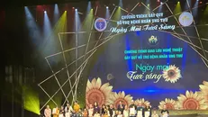 Bộ trưởng Bộ Y tế và các vị lãnh đạo tặng quà cho các bệnh nhân ung thư trong Chương trình. Ảnh: TTXVN.