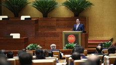 Thủ tướng Phạm Minh Chính truyền đạt chuyên đề: Tiếp tục đổi mới, nâng cao chất lượng chính sách xã hội, đáp ứng yêu cầu sự nghiệp xây dựng và bảo vệ Tổ quốc trong giai đoạn mới. Ảnh: VGP/Nhật Bắc.