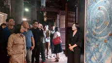 Các tác phẩm tại triển lãm thu hút đông đảo khách tham quan. Ảnh: Đinh Thuận/TTXVN.