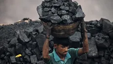 Thu nhặt than đá tại một khu mỏ ở ngoại ô Dhanbad, Ấn Độ ngày 6/7/2023. Ảnh: AFP/TTXVN.