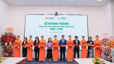 Lãnh đạo SHB và ĐHQG-HN cắt băng khánh thành “Trung tâm thực hành Tài chính Ngân hàng SHB – VNU”.