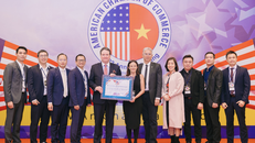 Ngài Marc E. Knapper, Đại sứ Hợp chủng quốc Hoa Kỳ tại Việt Nam và Ông John Rockhold, Chủ tịch AmCham trao Giải thưởng cho đại điện AIA Việt Nam.