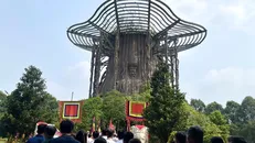 Người dân Bình Dương dâng hương tưởng nhớ các Vua Hùng tại Đền thờ Vua Hùng (phường Chánh Phú Hòa, thị xã Bến Cát, tỉnh Bình Dương). Ảnh: Huyền Trang/TTXVN,